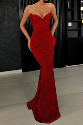 Vestido de noche formal de sirena con tirantes finos en rojo